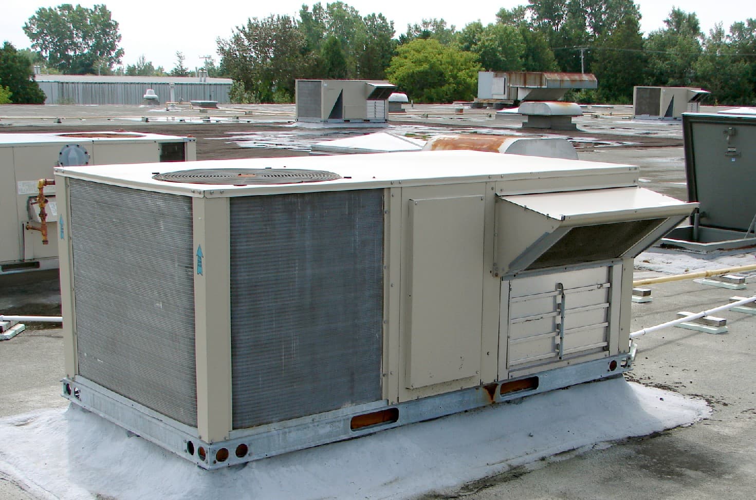Packaged air-conditioning units installed on a commercial rooftop
